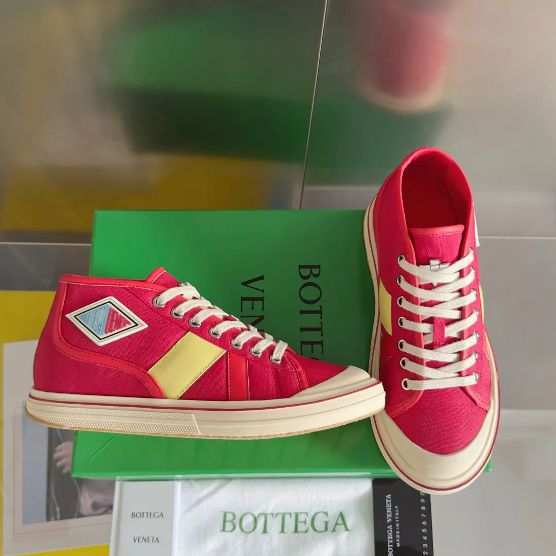 Top version: Couple model 580💰 Bottega Veneta Bottega Veneta BV’s latest Eliot series retro basketball shoes casual sports canvas shoes Bottega Veneta 2025 spring and summer show new shoes Eliot is on the market. Inspired by retro basketball sneakers, the color combination highlights youthful vitality and perfectly interprets the theme of youth and childlike innocence. The details are also very particular. The summer canvas brings excellent durability and comfort. Designs such as calfskin trim, rubber toe caps and hand-painted retro red lines are full of retro feel. The round toe and convex sole add a modern feel. Exquisite packaging at the delivery counter🛍📦 ▪️Fabrics: Original customized high-density canvas + cowhide ▪️Inner lining: Original customized breathable canvas ▪️Sole: Original open-molded anti-slip TPU material ▪️Sole thickness: 3CM ▪️Size: Women’s 35-41 / [Men’s 39-45 pre-sale]